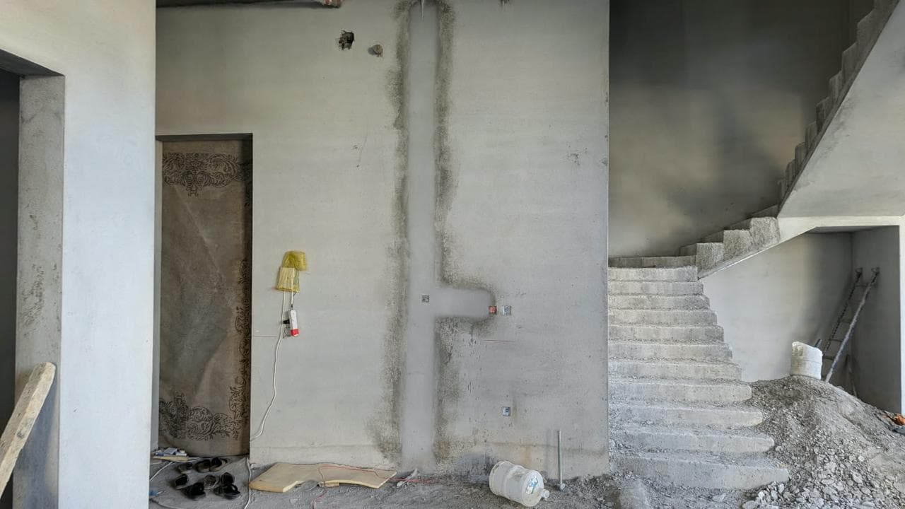 المدخل والدرج قبل نُزُل: المساحة كما استلمناها
